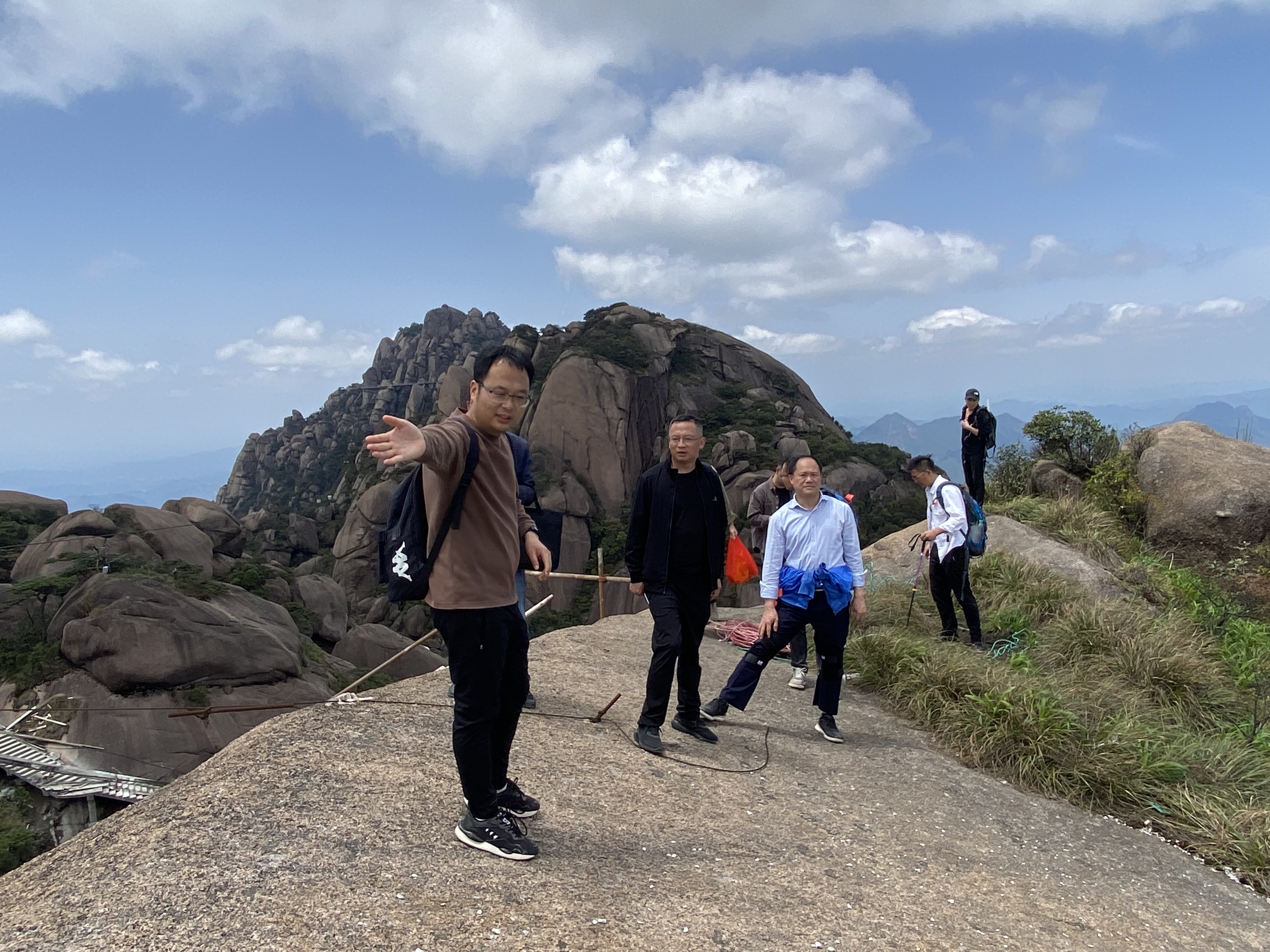 區(qū)委常委、統(tǒng)戰(zhàn)部部長詹輝實(shí)地調(diào)研靈山景區(qū)棧道小循環(huán)項(xiàng)目建設(shè)工作